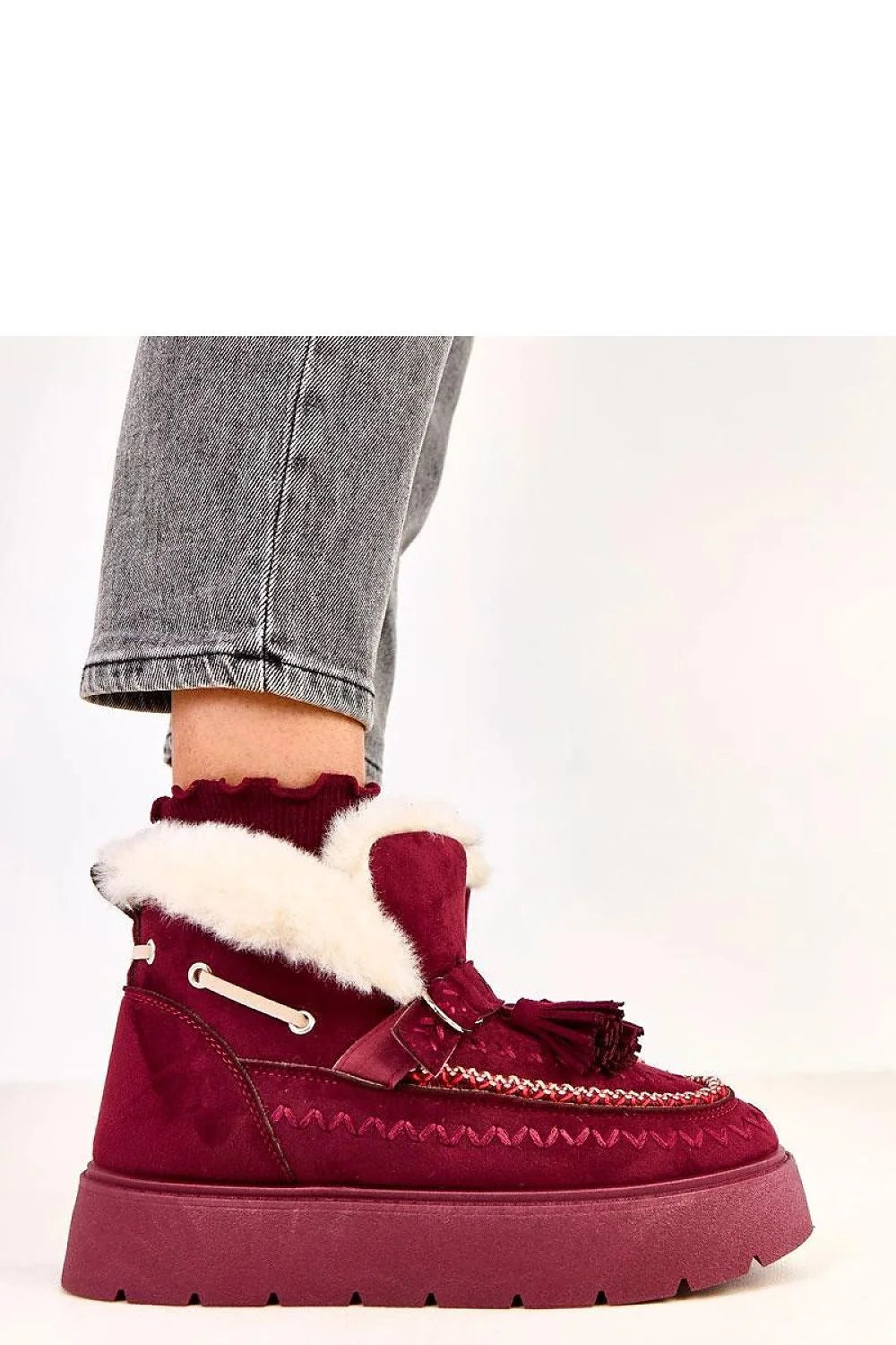 bottines montantes femme bordeaux suédé écologique doublure fourrure synthétique semelle plateforme 4cm crantée bride boucle pompon bout arrondi chaud confortable