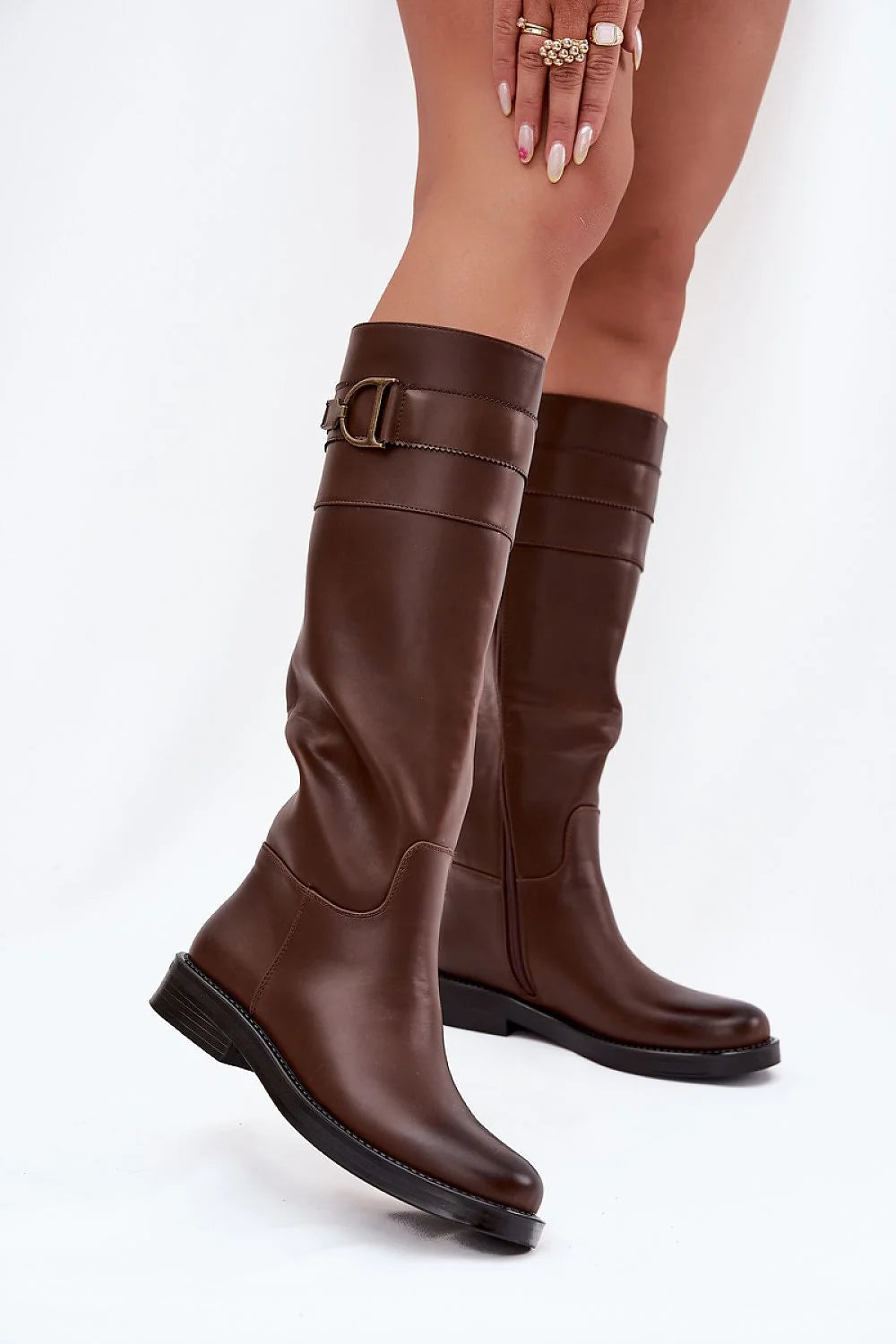 bottes cuissardes femme hautes genou cuir artificiel marron chocolat cavalier bout rond semelle basse antidérapante bride boucle dorée coutures structurantes