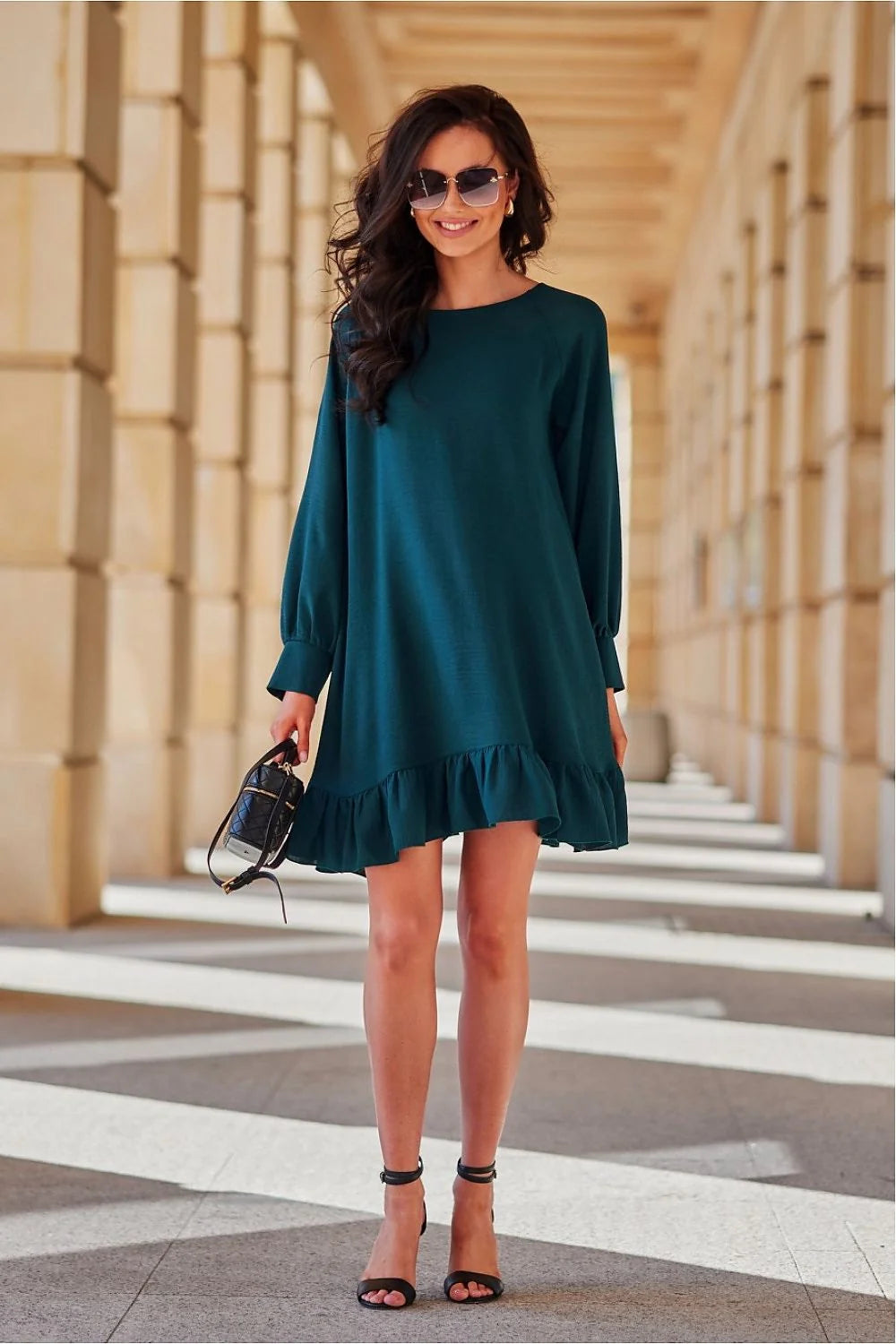 Robe élégante couleur verte foncée longues manches ceinture assortie volants en bas coupe ajustée femme