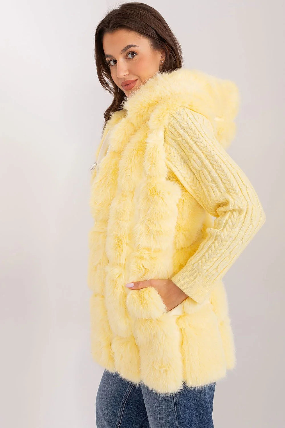 Gilet en fourrure synthétique jaune pastel sans manches coupe droite avec cardigan tricoté motif à câble femme