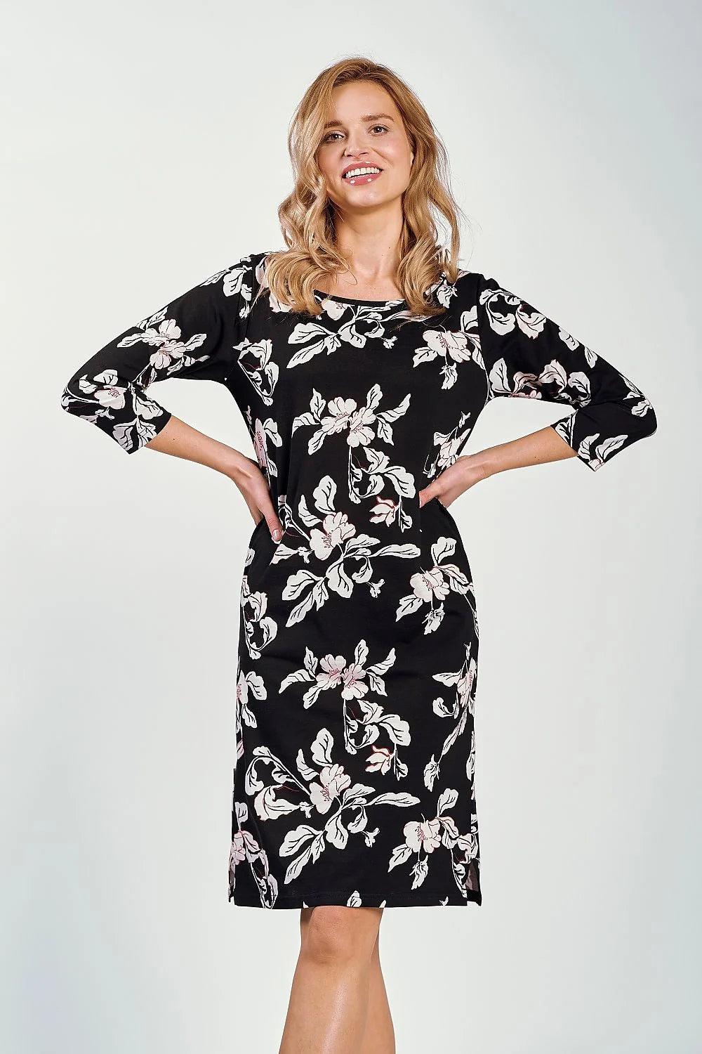 Chemise de nuit élégante pour femmes en tissu floral noir et blanc, manches 3/4, encolure semi-circulaire, longueur genou, doux et respirant