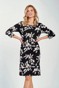 Chemise de nuit élégante pour femmes en tissu floral noir et blanc, manches 3/4, encolure semi-circulaire, longueur genou, doux et respirant