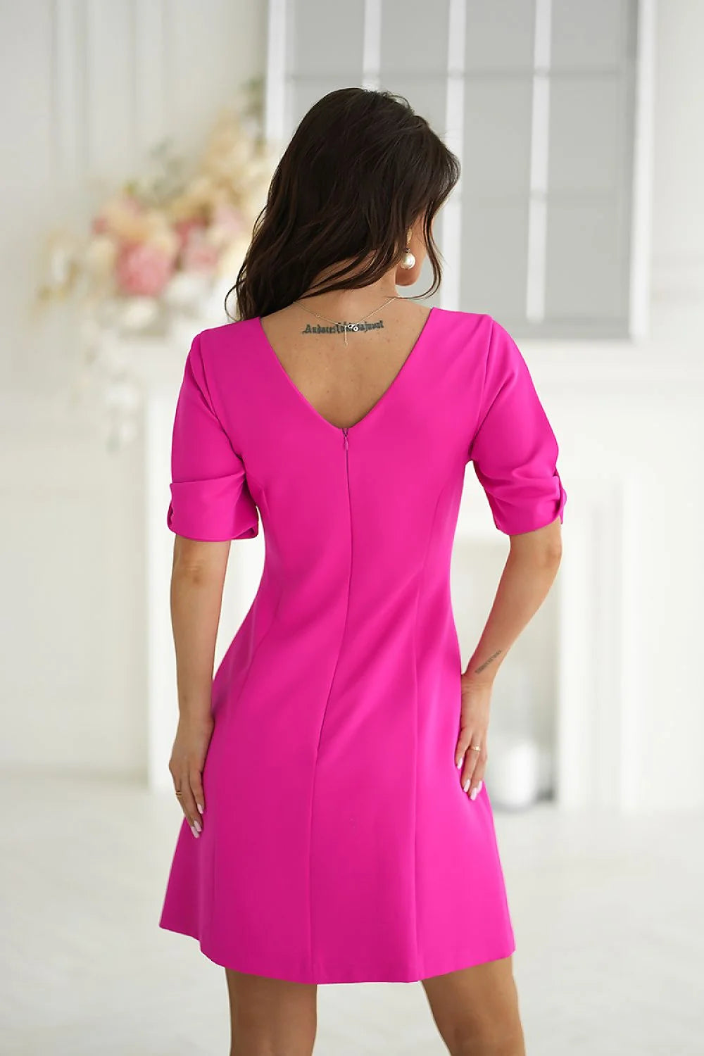 Robe de cocktail élégante moderne style rose vif coupe A-ligne longueur courte manches mi-longues encolure bateau polyester elasthanne confortable femme polyvalente occasion soirée quotidien