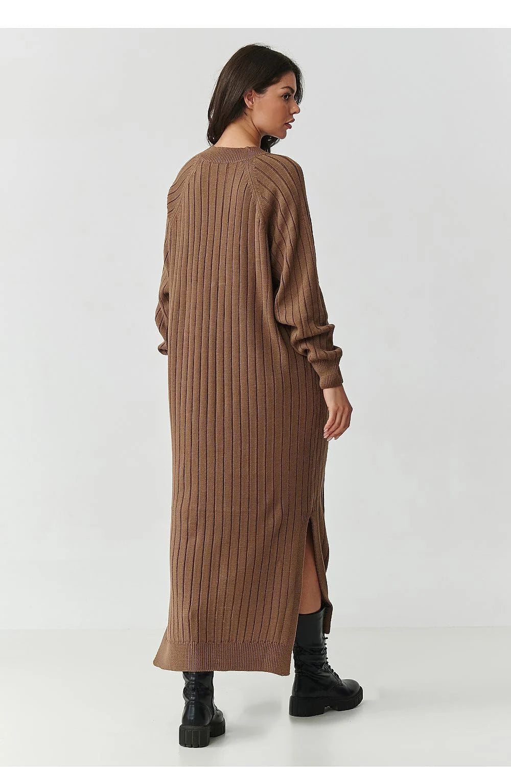 robe pull longue côtelée maille oversize marron camel colV profond manches longues bordcôtes ourlet fentes latérales coupe droite chaude confortable