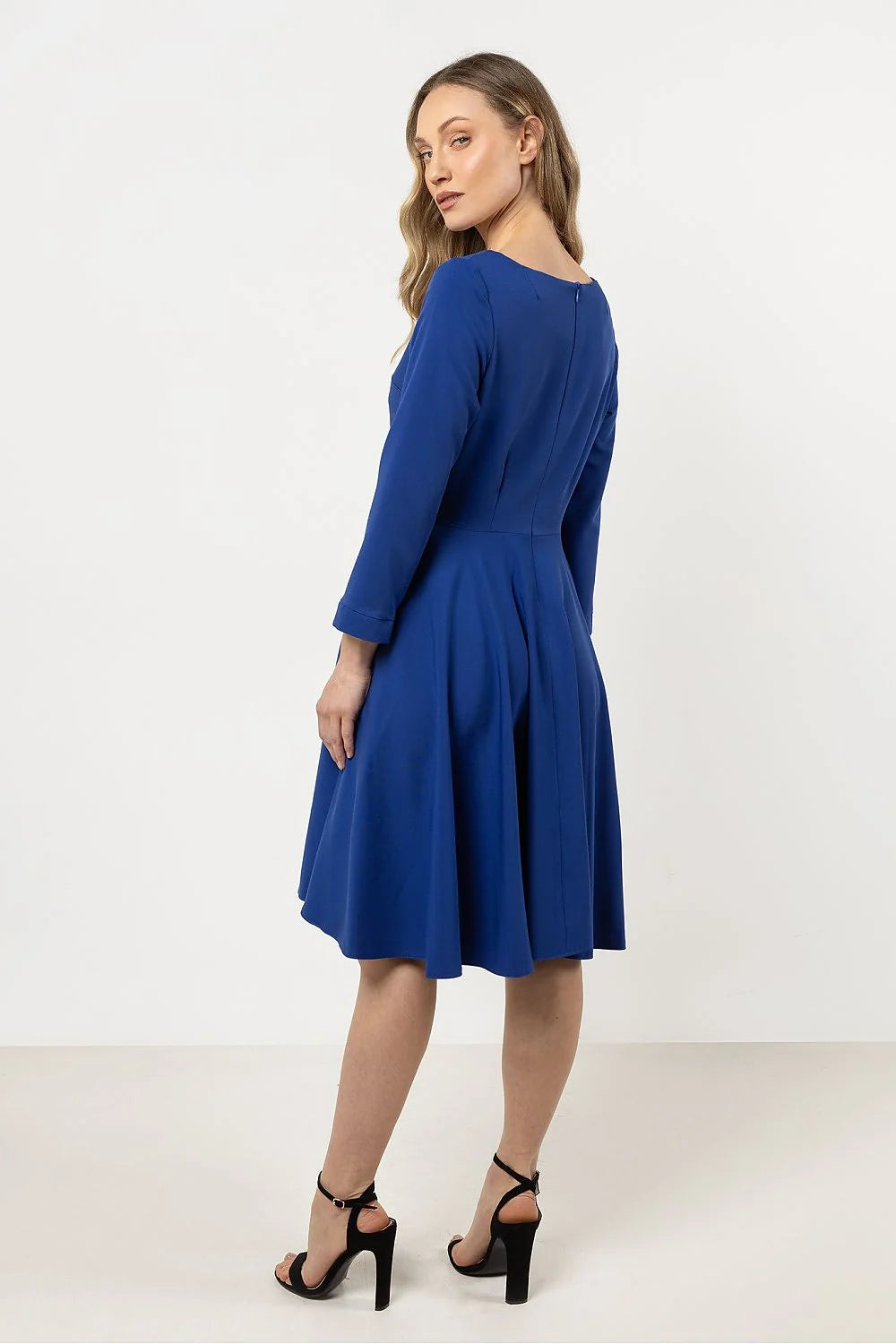 robe jour élégante bleu cobalt manches longues col bateau taille cintrée jupe évasée plissée crêpe boutons noirs