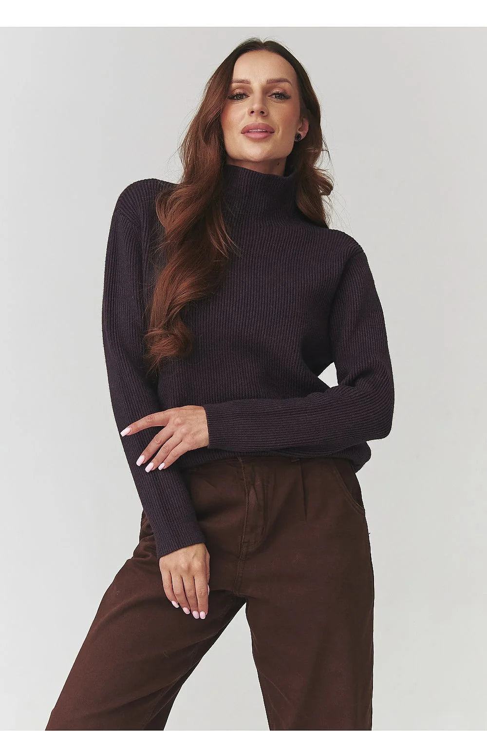 pull col roulé prune foncé maille côtelée doux coupe droite boxy hanches manches longues poignets ajustés minimal polyvalent élégant confortable