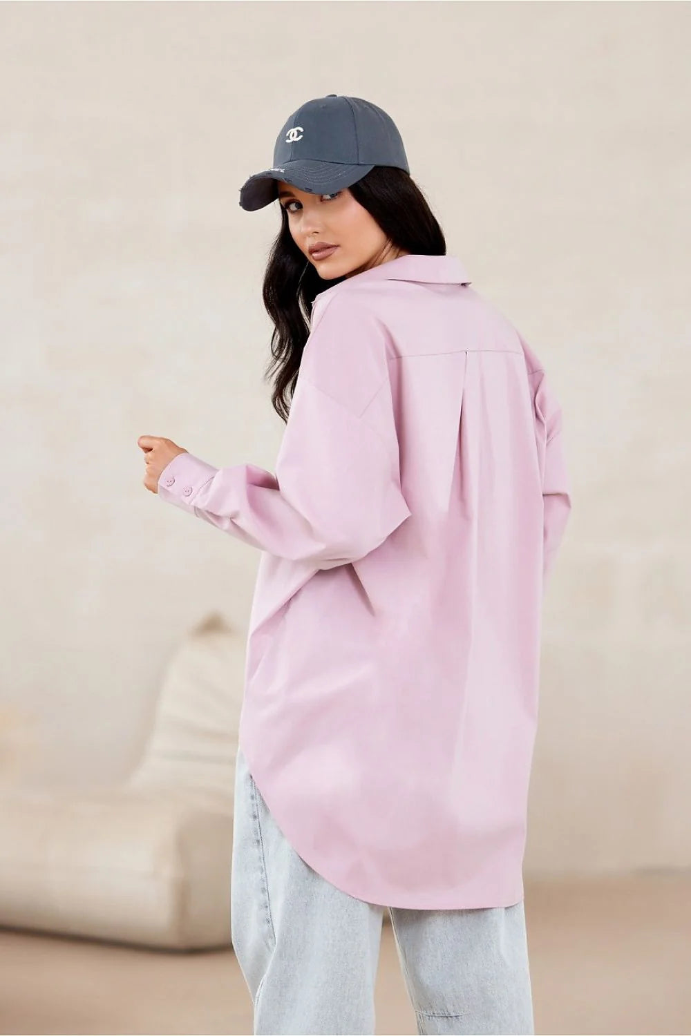 chemise manches longues oversize coupe asymétrique longline rose poudré tissu léger coton mélangé col classique poche poitrine poignets boutonnés ourlet