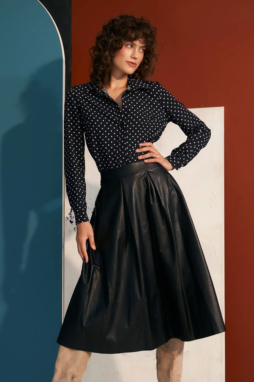 Jupe midi noire en similicuir ajustée avec ceinture plissée pour femmes, look élégant automne hiver