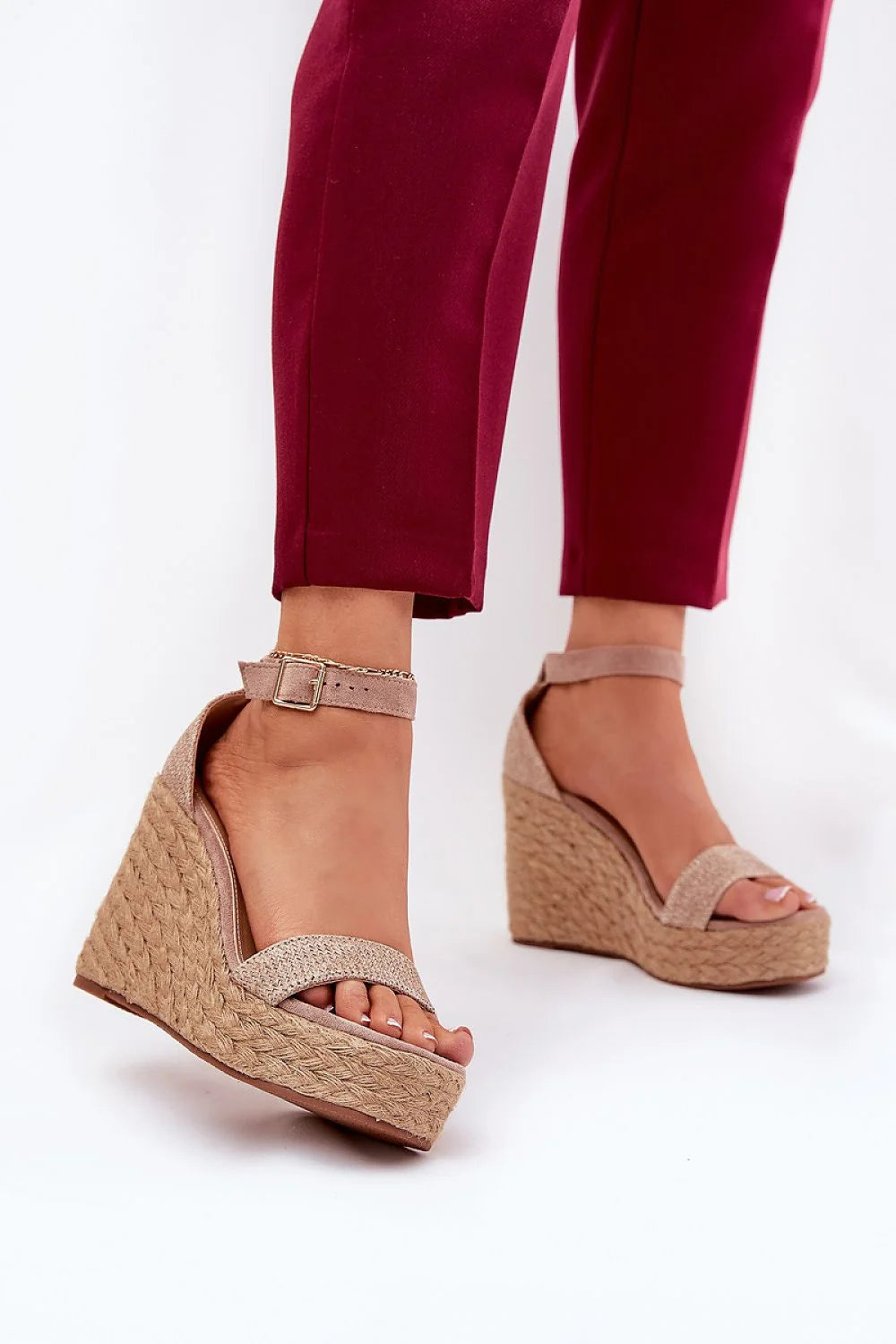 Sandales compensées pour femme style élégant été 2023 cuir suédé écologique bride réglable boucle dorée