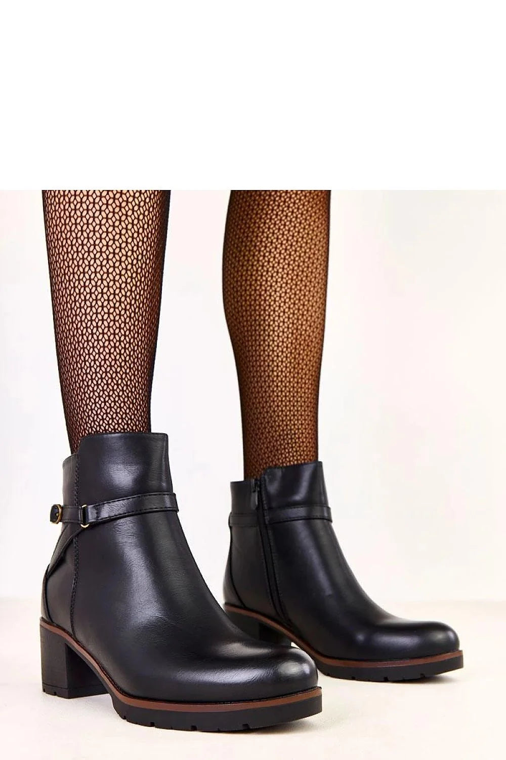 bottines cuir écologique noir cheville haute bout rond bride décorative boucle métal fermeture zippée talon bloc semelle crantée
