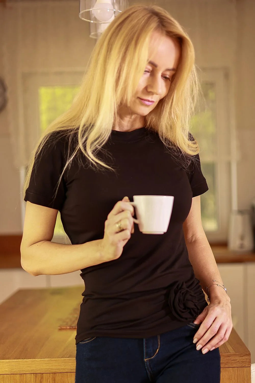 Chemisier Mirale pour femmes, t-shirt noir ajusté, fleur décorative, viscose 95%, elasthanne 5%, occasion spéciale, quotidien