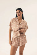 Pyjama Henderson pour femme, chemise courte manches courtes, col délicat, matériau doux, élastique à la taille, imprimé nuage, beige clair, style moderne, confort détente, ensemble pyjama⼥emode