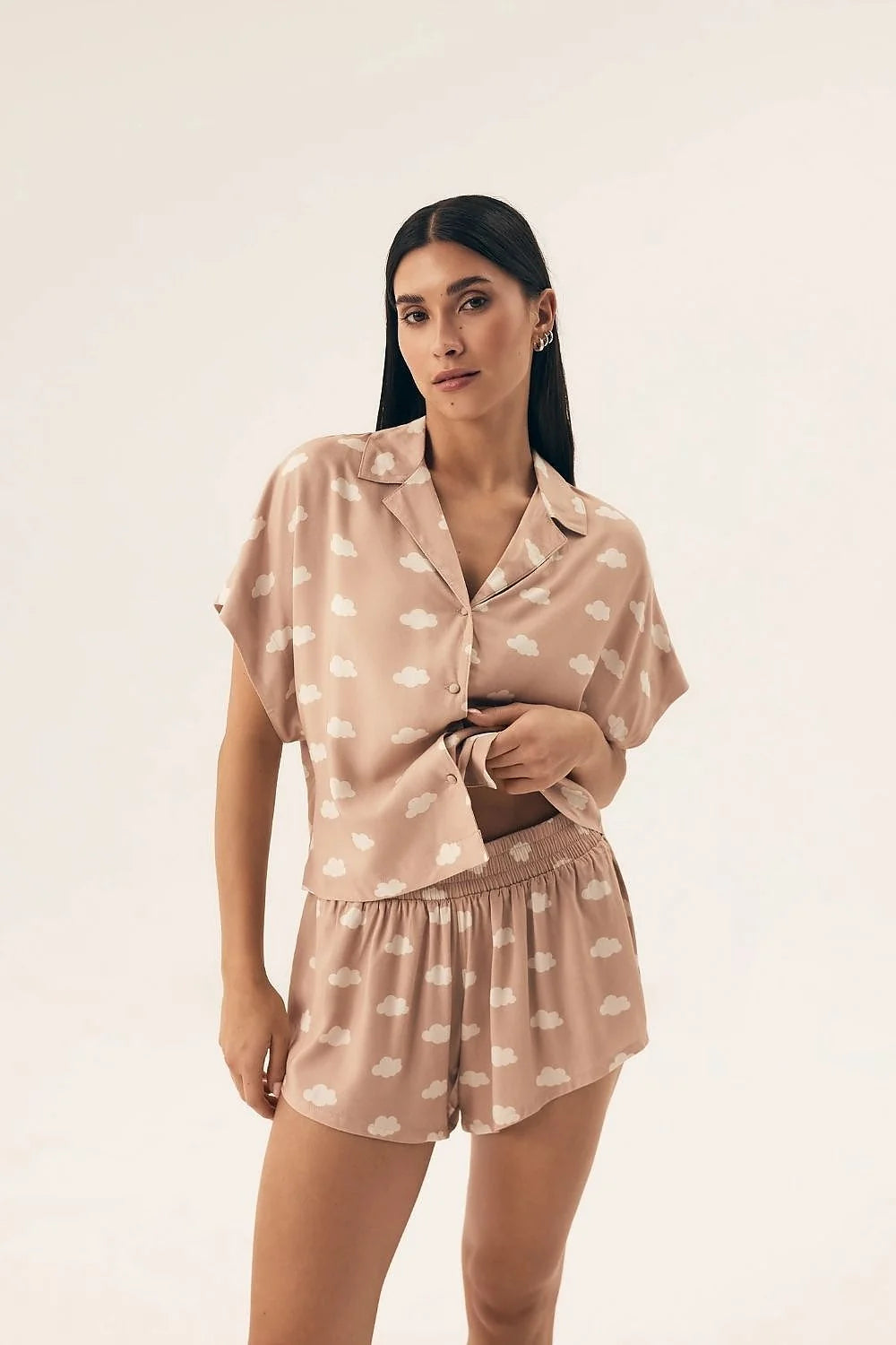Pyjama Henderson pour femme, chemise courte manches courtes, col délicat, matériau doux, élastique à la taille, imprimé nuage, beige clair, style moderne, confort détente, ensemble pyjama⼥emode