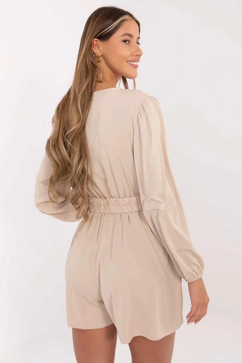 Combinaison cache-cœur féminine beige longues manches ceinture élastiquée boucle dorée style moderne silhouette fluide femme élégance occasion多様