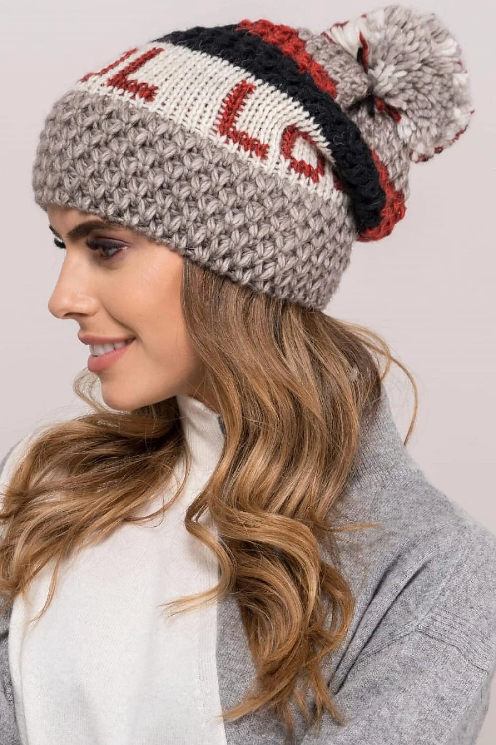 bonnet tricoté main femme pompon volumineux grosse maille jacquard bande lettres rouges gris noir laine épaisse chaud extensible urbain