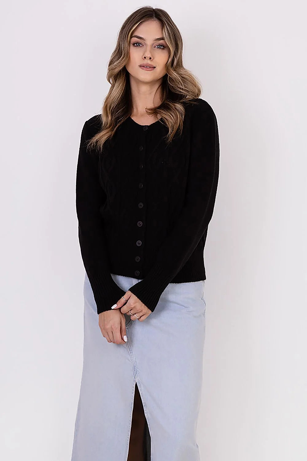 Cardigan noir à encolure ronde et poignets côtelés avec jupe longue en jean bleu délavé femme style intemporel mode