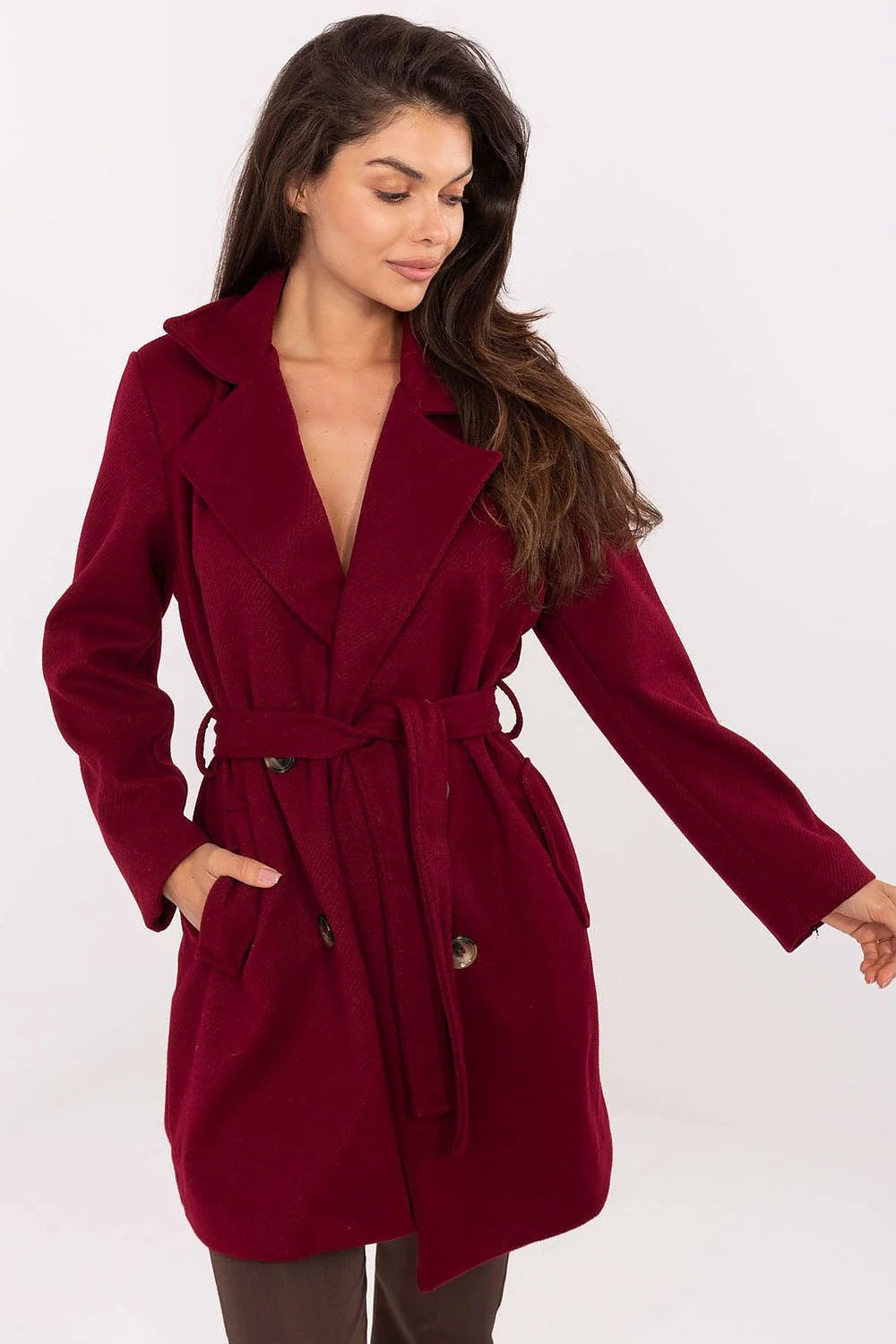femme manteau mi long ceinturé bordeaux profond coupe mi cuisses grand col tailleur double boutonnage silhouette élégante cintrée