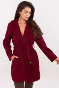 femme manteau mi long ceinturé bordeaux profond coupe mi cuisses grand col tailleur double boutonnage silhouette élégante cintrée