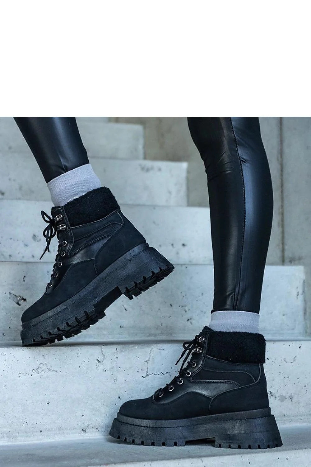 bottes femme noires simili cuir suède montantes rangers plateforme épaisse semelle crantée antidérapante col rembourré fourrure lacets œillets