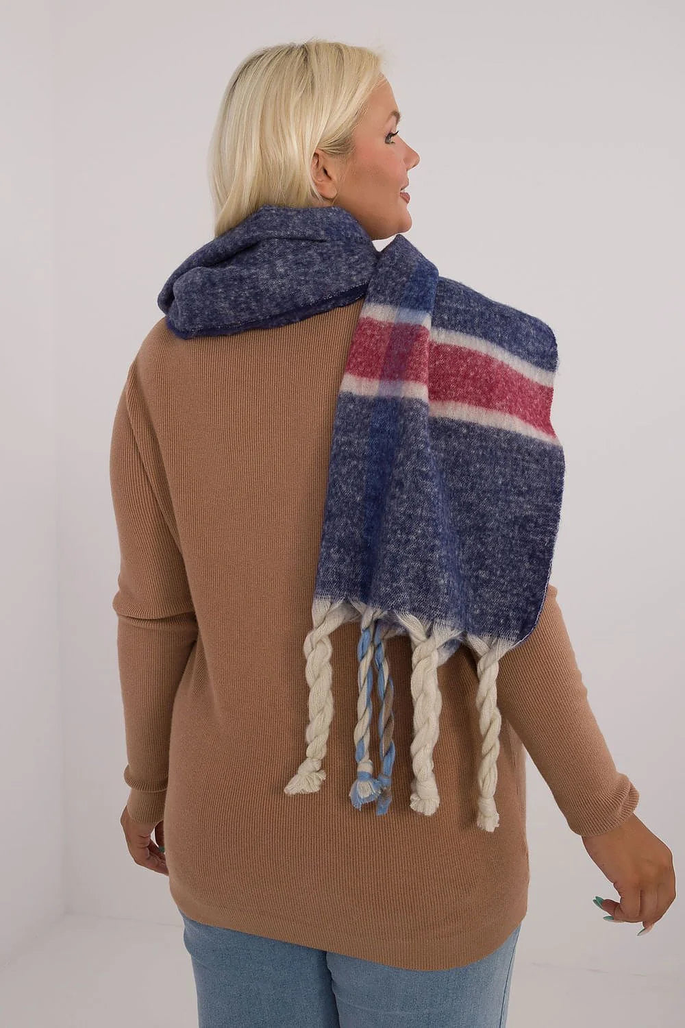 Châle femme époque hivernale motif rayures couleurs bleu rouge blanc matériau doux pompons décoratifs style casual confort