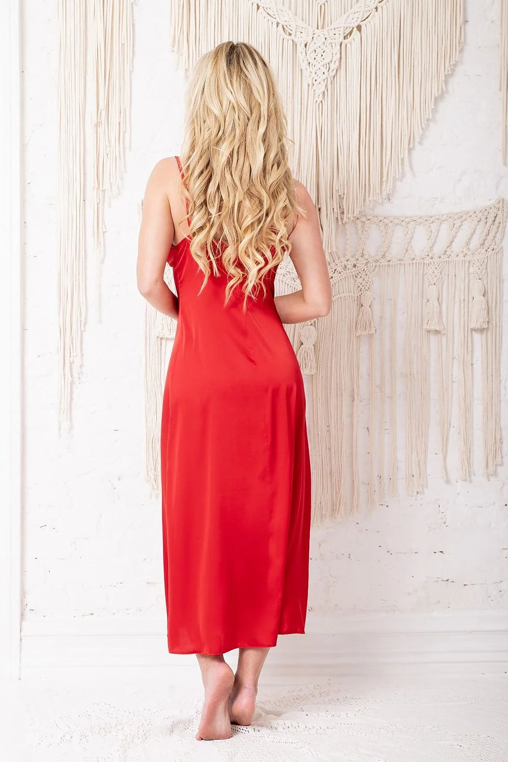 Robe longue élégante pour femmes couleur rouge vif décolleté drapé silhouette ajustée matériau satin soie longueur midi occasion spéciale