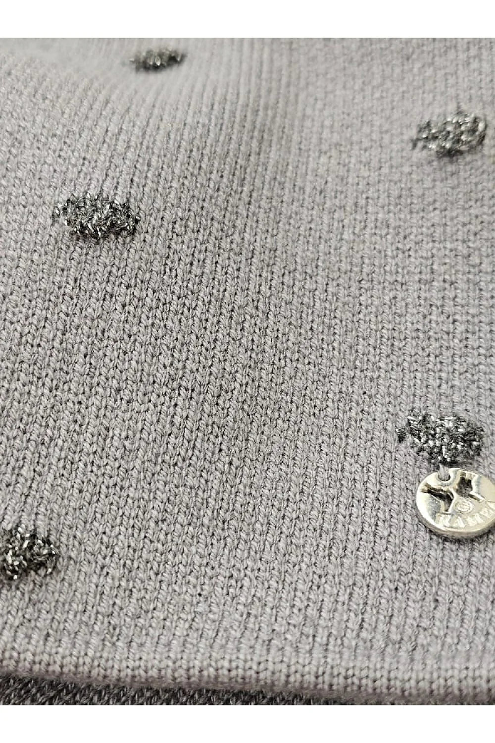 Bonnet d'hiver pour femmes à polka dots gris clair doux et élégant style slouchy logo métallique Kamea