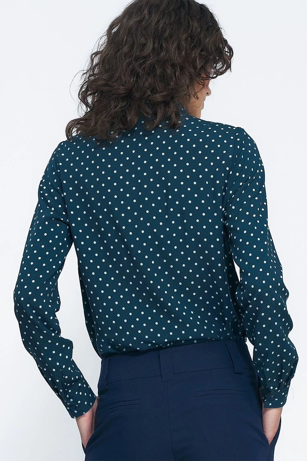 chemise féminine manches longues col classique viscose coupe ajustée pois blancs bleu marine élégant polyvalent bureau casual chic sophistiquée raffinée