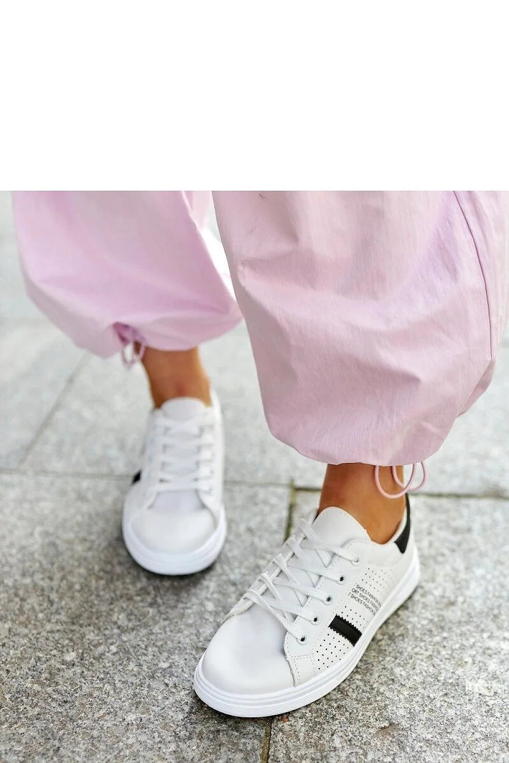 Baskets féminines modernes en cuir synthétique blanc perforé bande latérale noire tige basse semelle caoutchouc femmes occasion quotidienne loisirs actifs