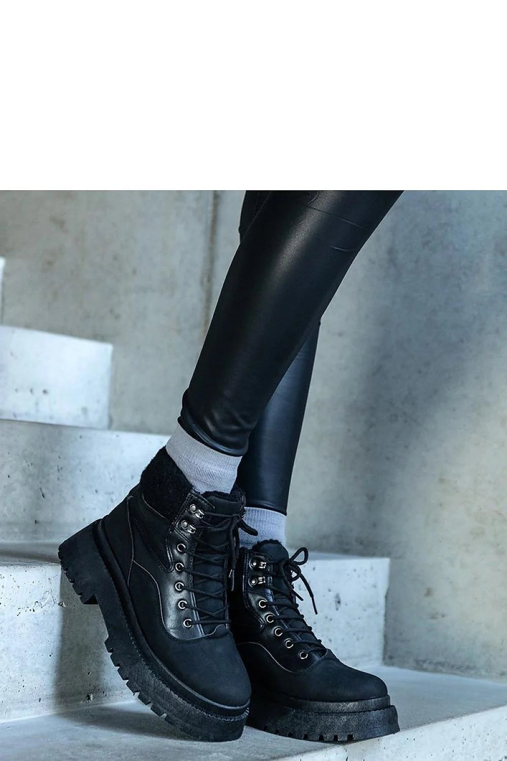 bottes femme noires simili cuir suède montantes rangers plateforme épaisse semelle crantée antidérapante col rembourré fourrure lacets œillets
