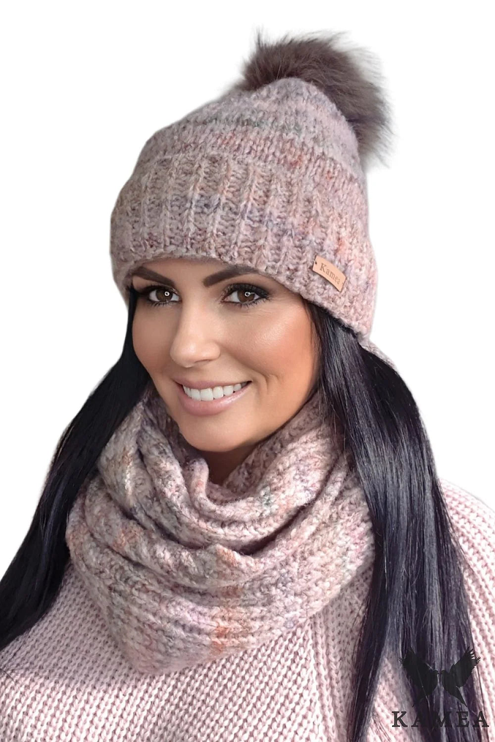 Ensemble d'accessoires féminins Kamea bonnet écharpe côtelé rose beige gris fourrure pompon logo