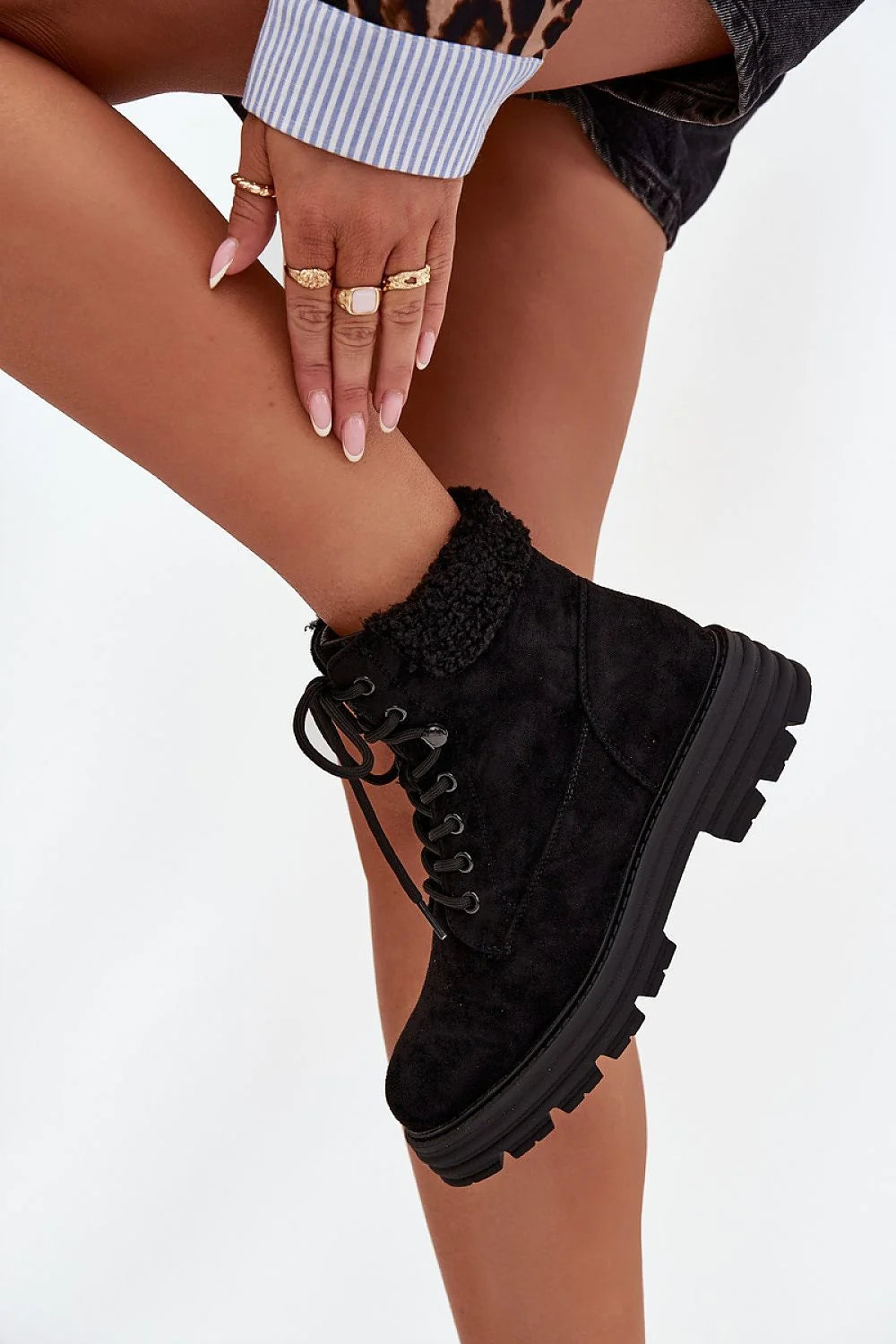 bottines femme suédine écologique lacets cheville haute sherpa peluche chaud cosy semelle épaisse crantée antidérapante bout rond œillets métalliques urbain