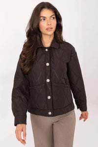 veste matelassée courte femme boxy col chemise boutons bijoux perle marron foncé tissu technique satiné matelassage losanges poches