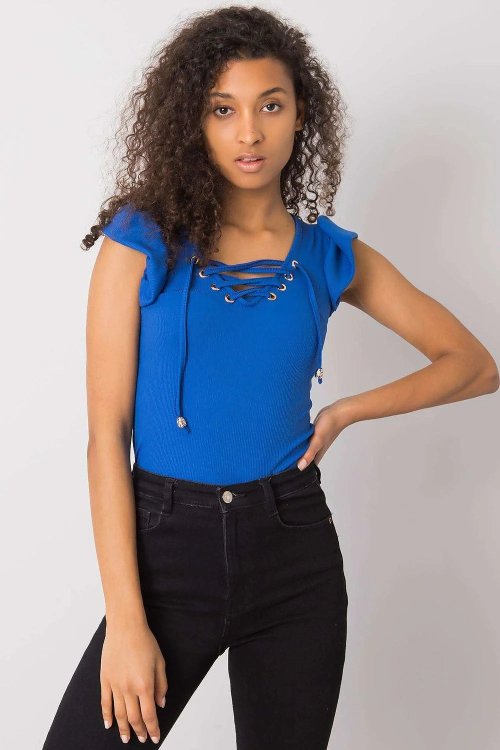 Chemisier Italie Moda en maille côtelée, col V lacé doré, manches courtes volantées, couleur rose poudré, coupe ajustée, féminin élégant, versatile femme