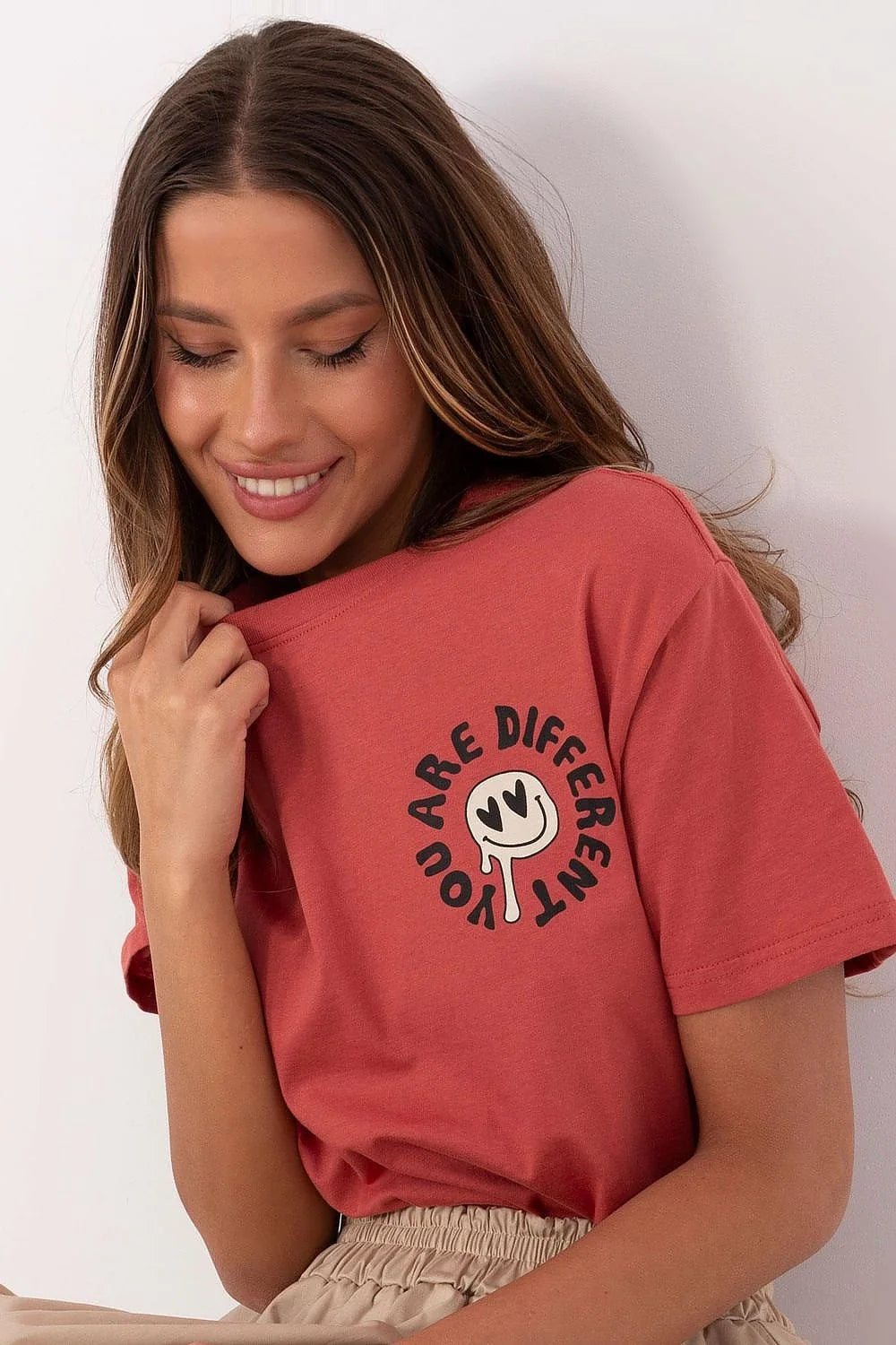T-shirt Sublevel femme manches courtes coton rouge terre cuite design graphique circulaire minimaliste style moderne