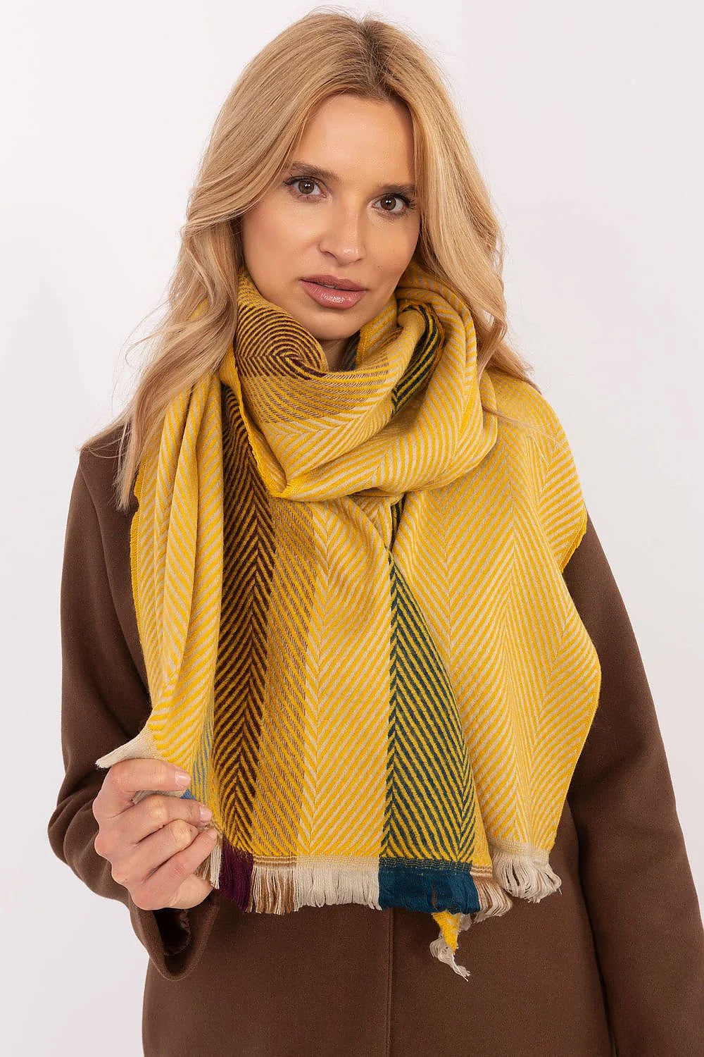 Écharpe féminine élégante en viscose motif chevrons couleurs jaune moutarde marron bleu foncé bordure multicolore femmes automne hiver
