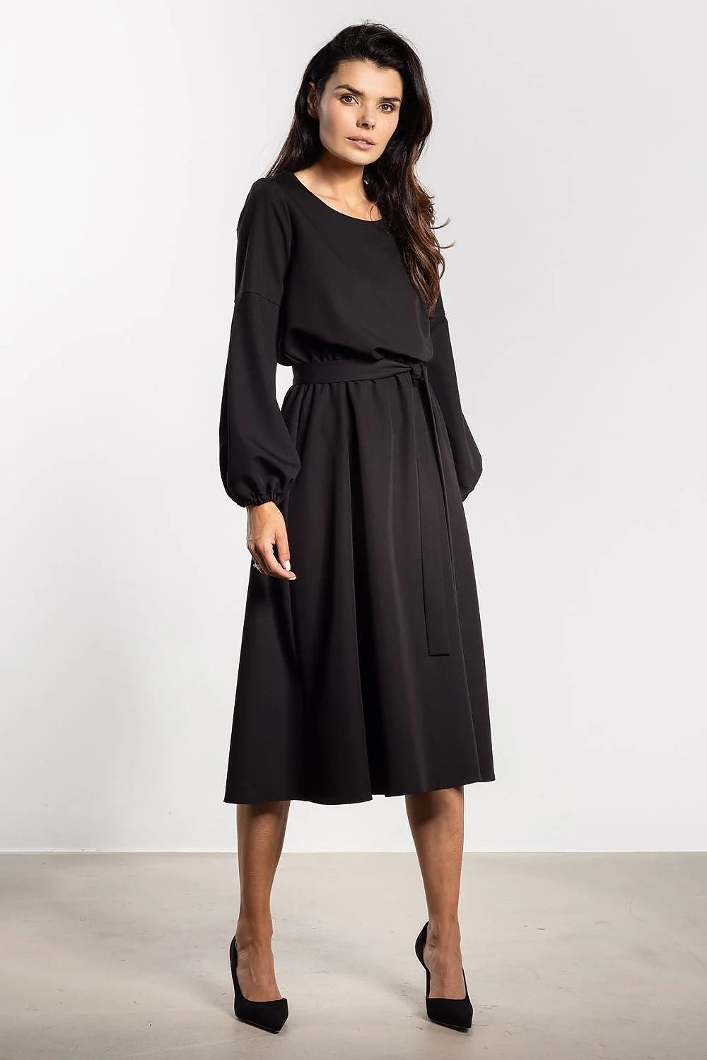 robe midi femme noire coupe évasée taille marquée ceinture nouée manches bouffantes encolure ronde crêpe mat tombé structuré élégant polyvalente