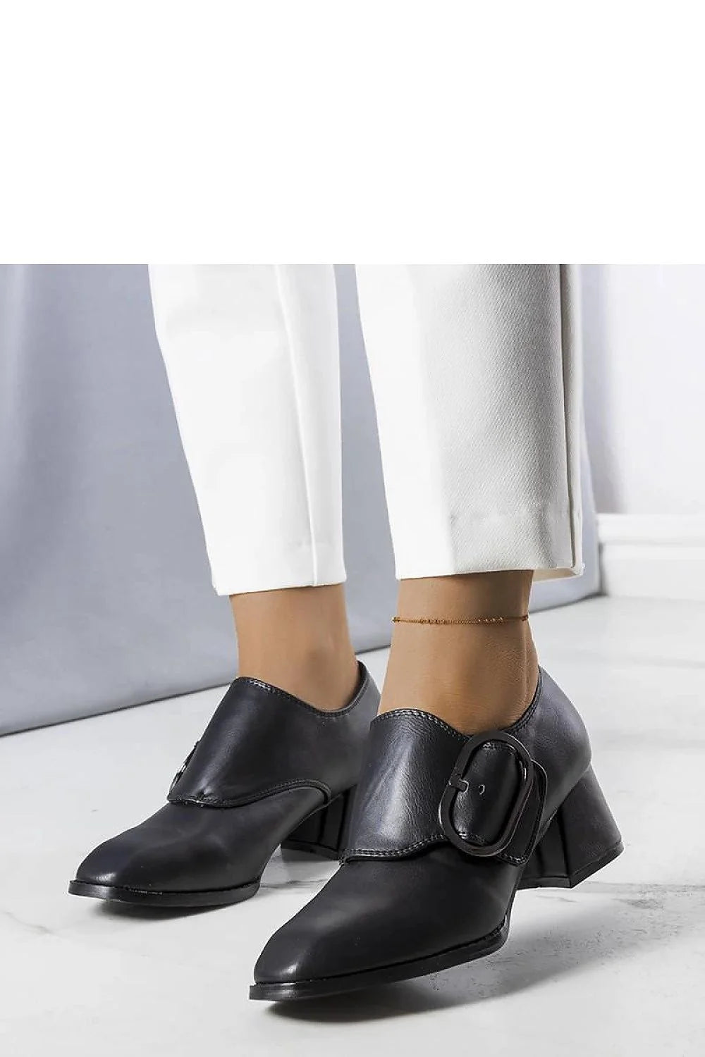 escarpins cuir noir femmes talon carré moyen bout pointu bride large boucle ovale enveloppante coupe basse silhouette sophistiquée confortable durable