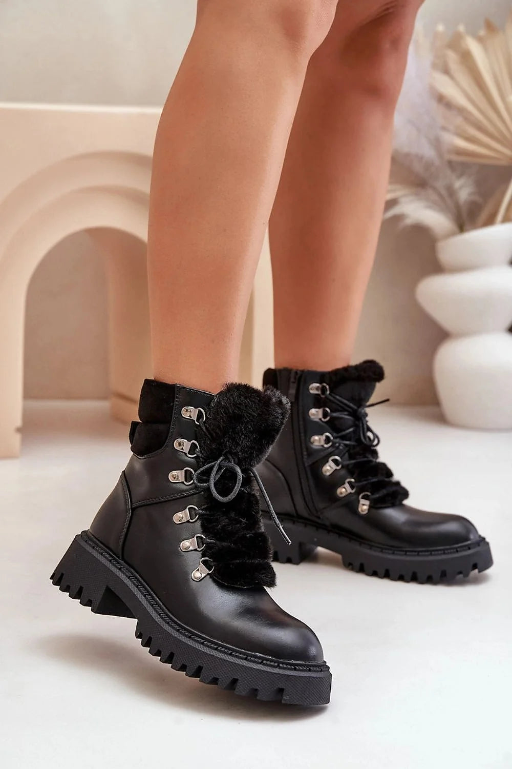 bottines femme simili cuir noir montantes rangers bout rond semelle crantée épaisse col doublé fourrure laçage fermeture éclair