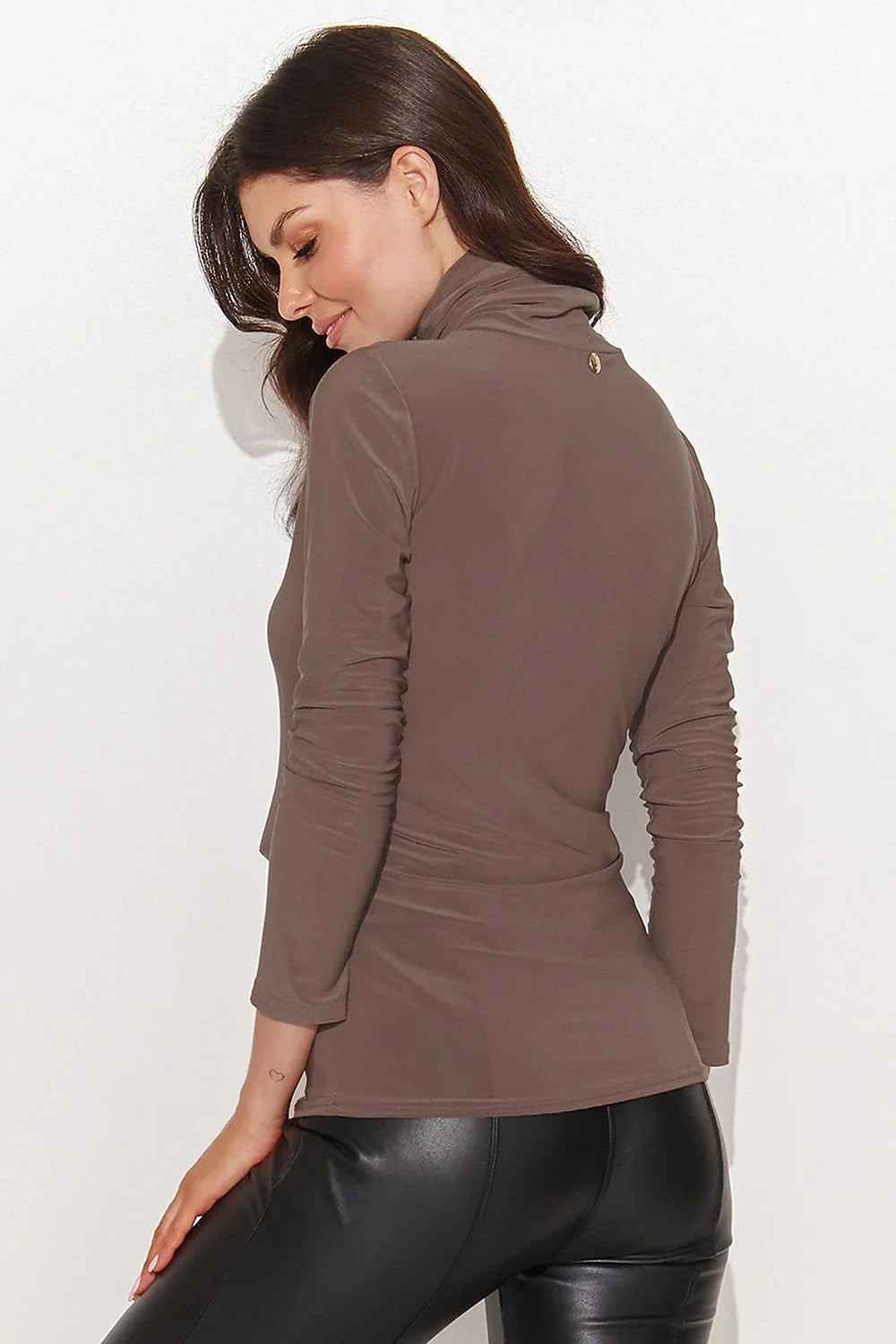Chemisier taupe pour femme, longues manches, encolure roulée, plaque dorée, coupe ajustée, tissu extensible, style minimaliste, polyvalent