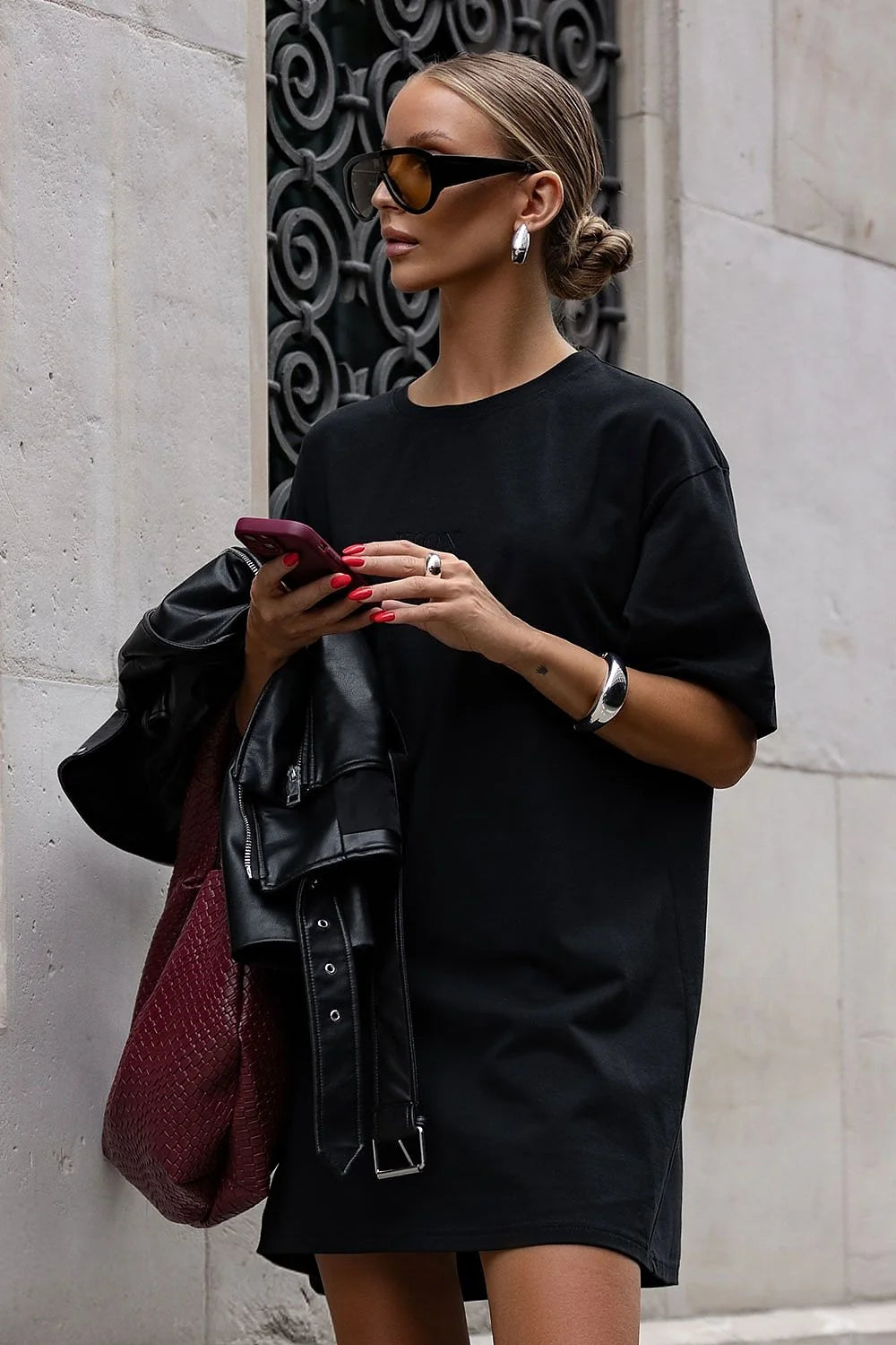 robe tshirt oversize noire coton jersey col rond manches courtes coupe droite longueur genou broderie minimaliste tonale confortable