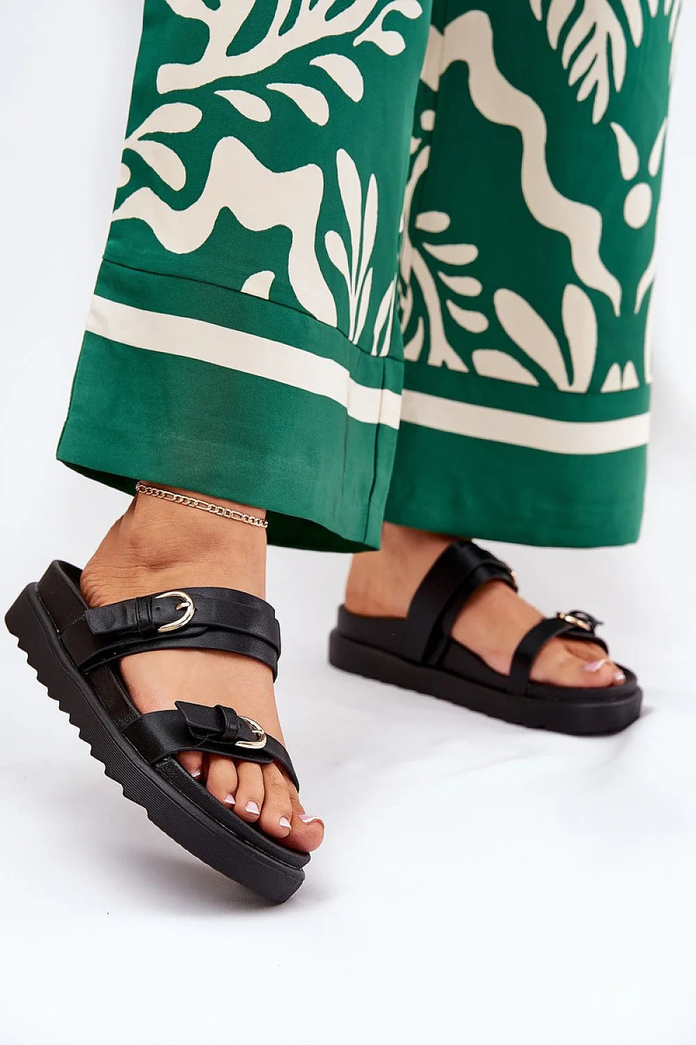 Sandales femmes plateforme style moderne sangles boucles métalliques couleur noire cuir chaussures été tendance