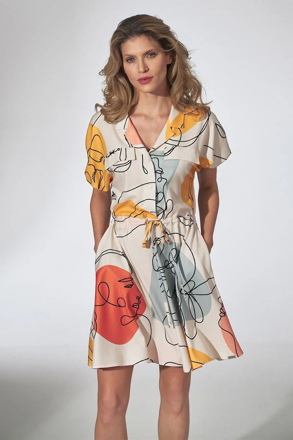 Robe satinée élégante rose saumon manches bouffantes col classique ceinture intégrée style raffiné femme