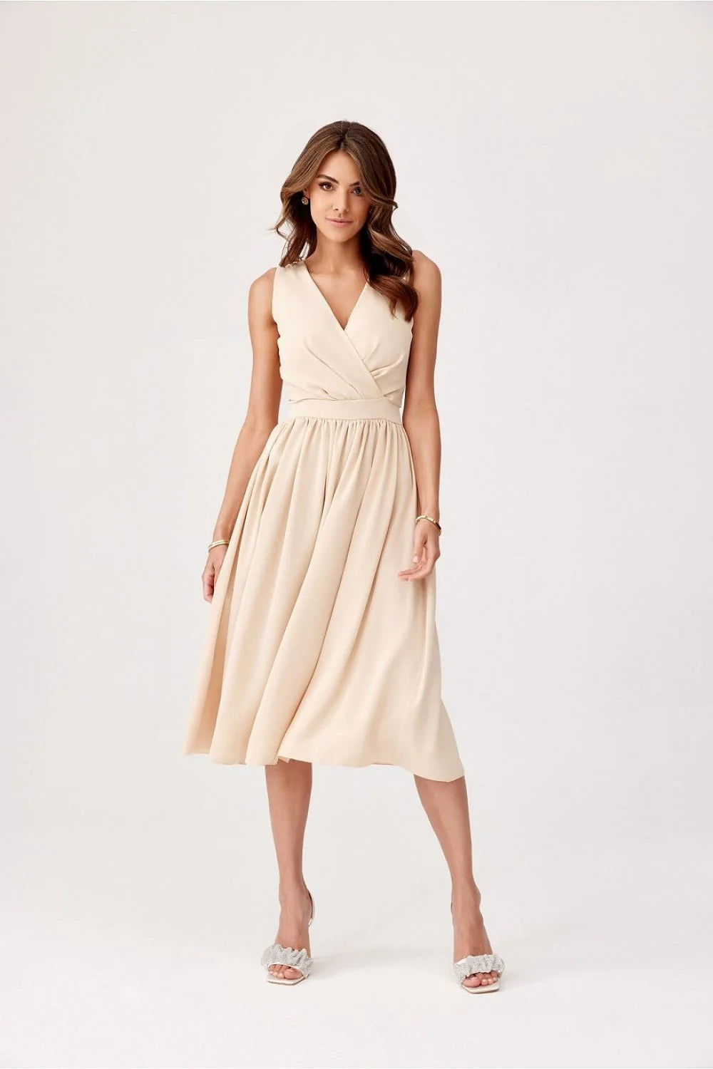Robe de cocktail élégante sans manches encolure V croisée taille ajustée couleur beige clair polyester 100 % Pologne