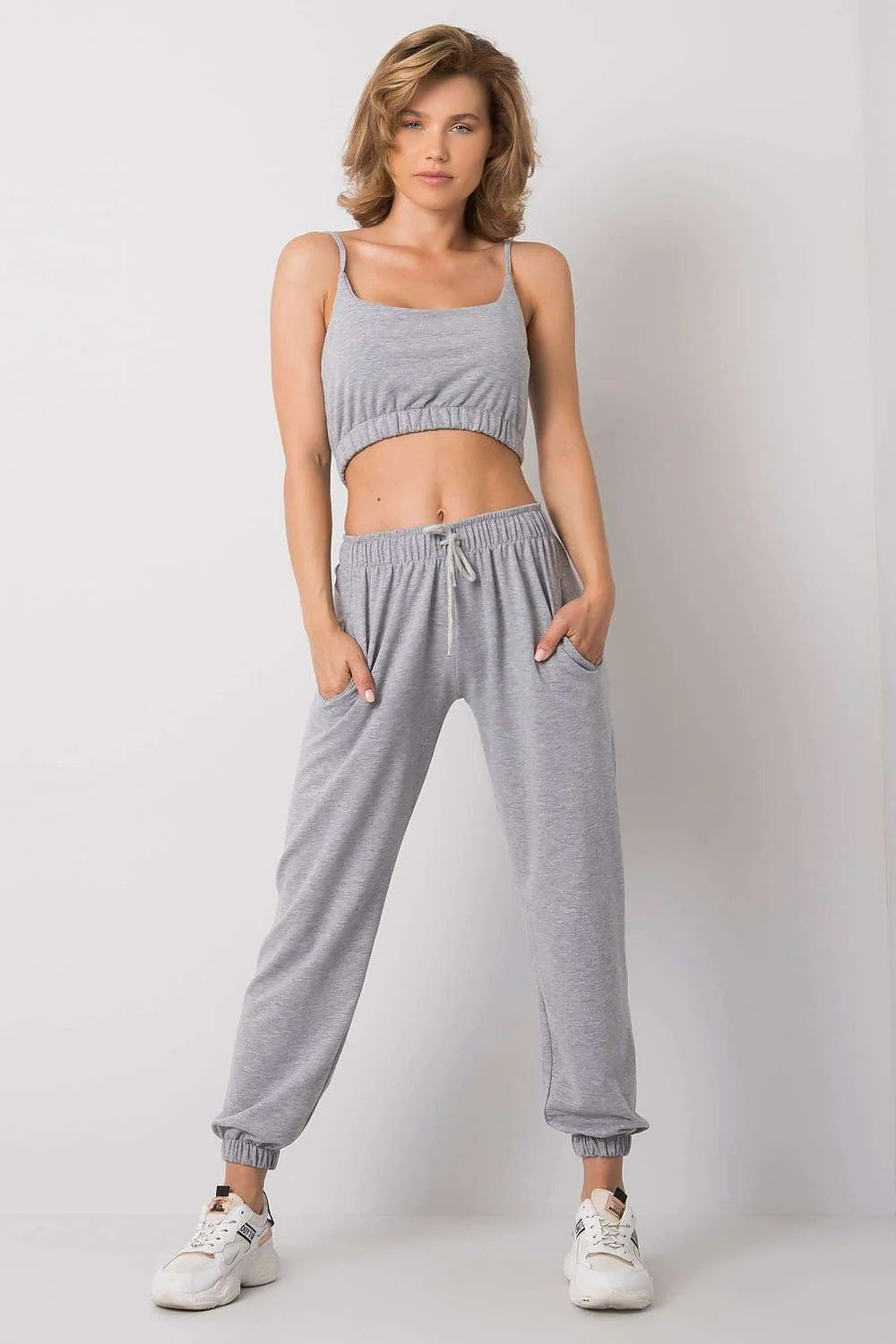 Ensemble sportif femmes crop top ajusté pantalon jogging élastique matière coton élasthanne polyester look athleisure casual