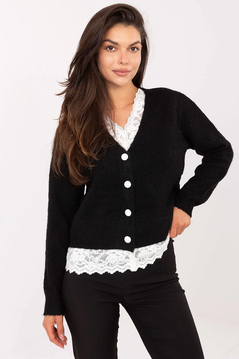 cardigan femme noir maille douce duveteuse coupe courte col V manches longues boutons blancs contrastants dentelle apparente chic