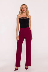 pantalon femme classique tissu lisse finition douce coupe tailleur ajustée taille hanches jambes longues droites pressées pli affinant silhouette élégance