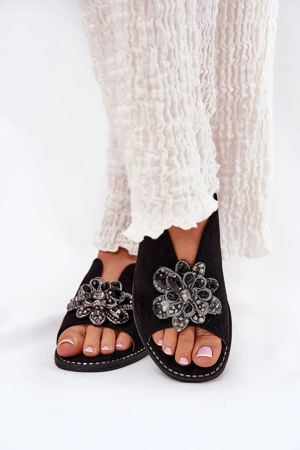 Sandales Step in style pour femmes élégance et confort suédine noire fleur scintillante talon plat
