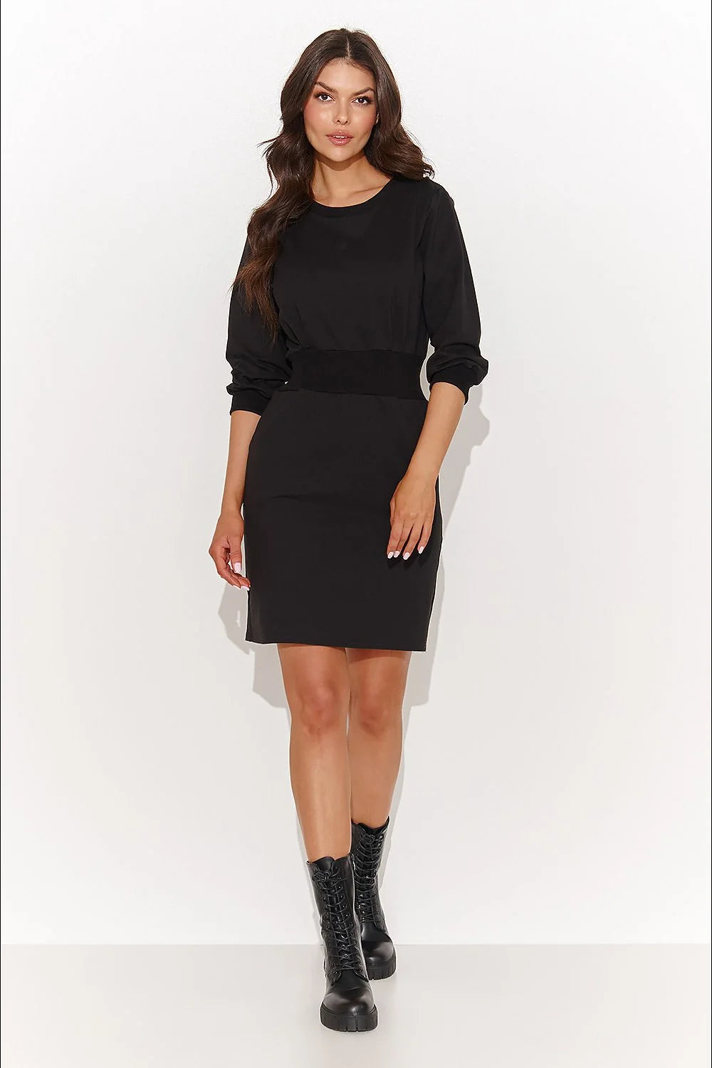 robe jour élégante maille sweatshirt noire coupe droite ajustée mini manches trois quarts bouffantes poignets côtelés taille cintrée