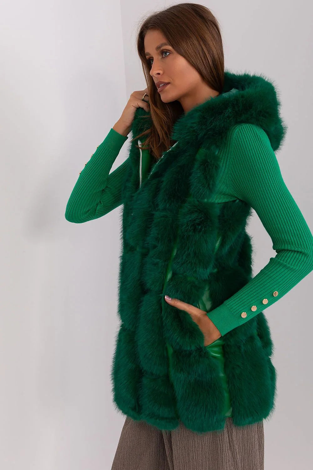 Gilet sans manches en fausse fourrure élégant moderne pour femme vert émeraude longueur standard capuche intégrée fermeture éclair centrale bords soignés matière douce confort style sophistiqué vêtement d'hiver