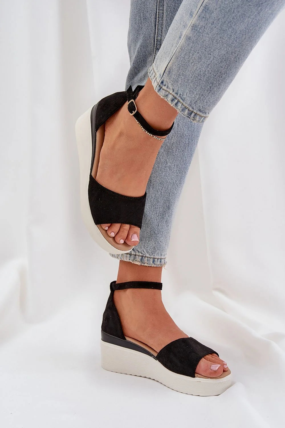 Sandales compensées en suédine éco cuir artificiel semelle beige talon 7 cm style élégant ajustable femme